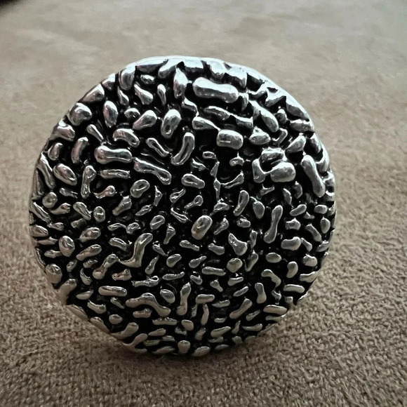 Ring- silver round disc accent ring. Size: 7 - Picture 7 of 7